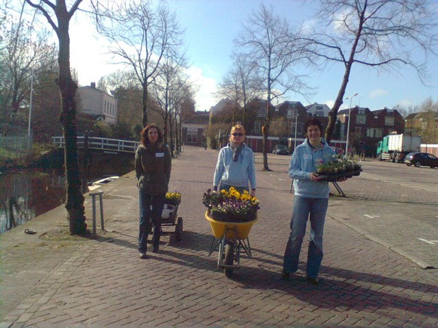 Ondertussen haalden andere vrijwilligers de plantjes op bij Speeltuin de Doorbraak.