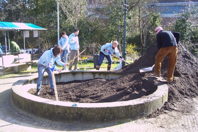 Eerste klus op 19 maart was het vullen van de bak met de nieuwe aarde.