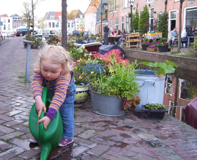 Ygge geeft de plantjes water