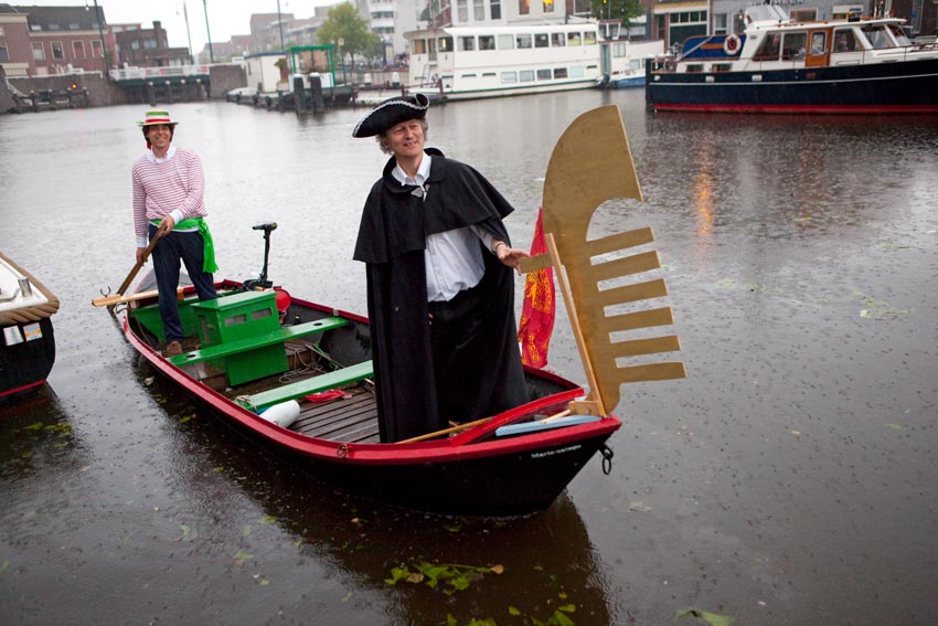 De doge komt aan in de Havenwijk, gevaren door een gondelier uit de Kijfgracht